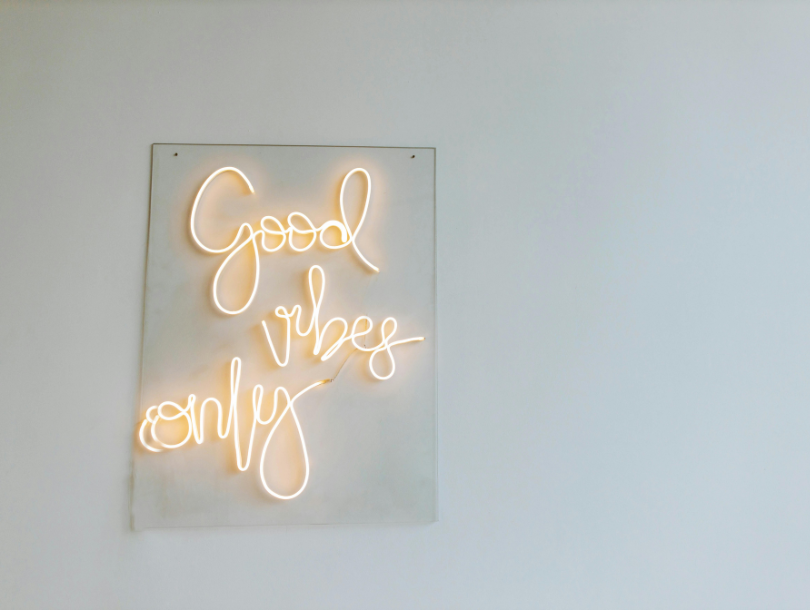 Leuchtschrift mit dem Schriftzug „Good Vibes Only“ auf hellem Hintergrund – Symbol für positive Markenwahrnehmung und Emotionen im Marketing.