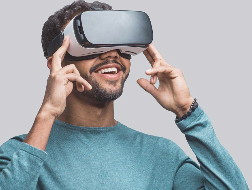 Mensch mit VR-Brille