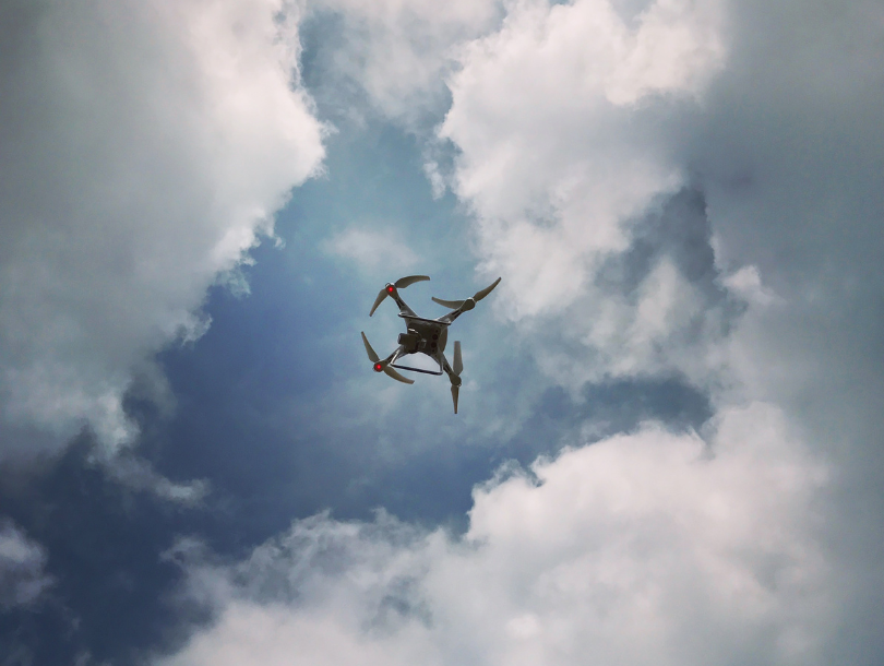 Drone in Luft von Unten gesehen