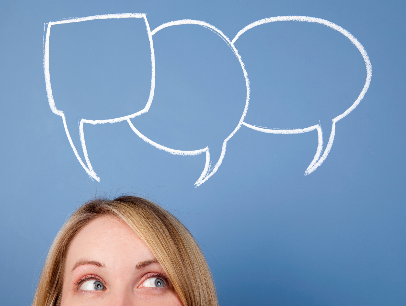 Mensch mit gemalten text bubbles über deren Kopf