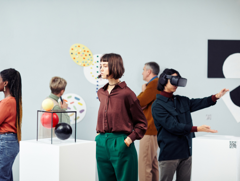 Mensche in Museum mit VR Brille