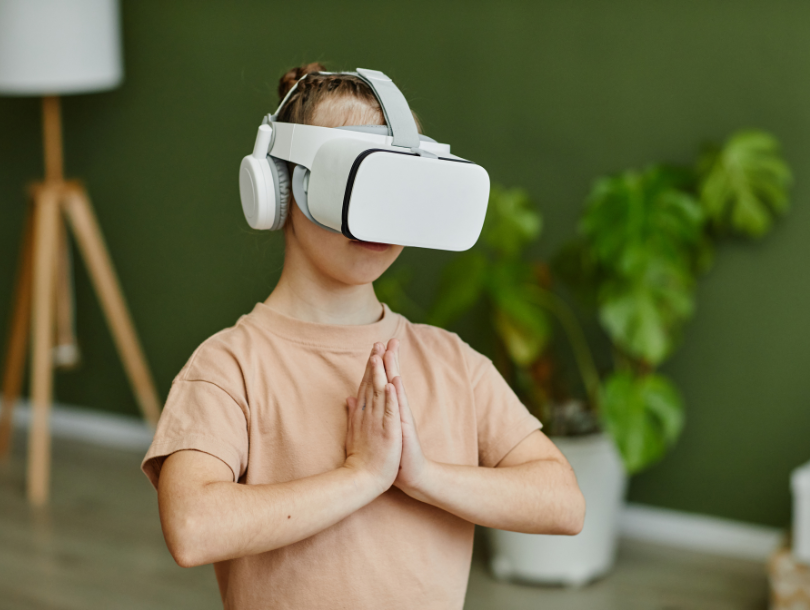 Person die Yoga macht mit VR Brille auf