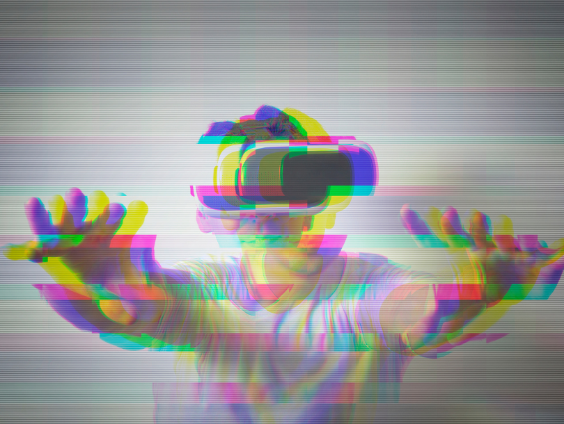 Mensch pixelated und mit VR Brille.
