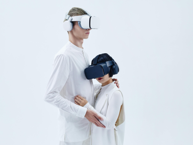 Zwei Mensche mit Oculus Quest Brillen. Sie umarmen sich.