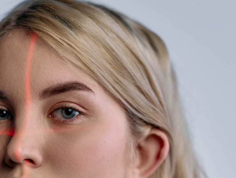 Gesicht mit ein Roten laser auf deren Gesicht.