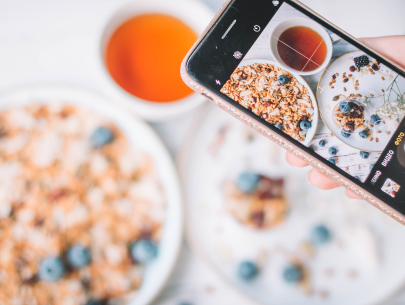 Handy das ein Bild von ein Musli Frühstuck macht