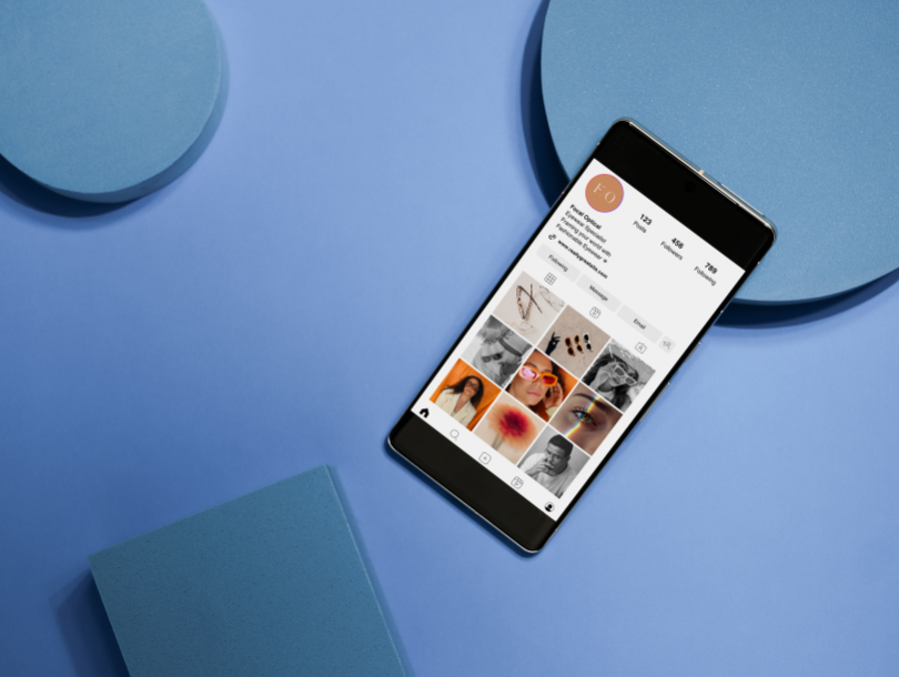 Telefon, das auf einer Kreisform neben einem anderen Kreis und einem Quadrat liegt